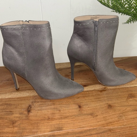 NEIMAN MARCUS (8) STUDDED GREY “MICRO SUEDE”, NWOT! BEAUTIFUL. NEVER WORN. - Picture 3 of 10